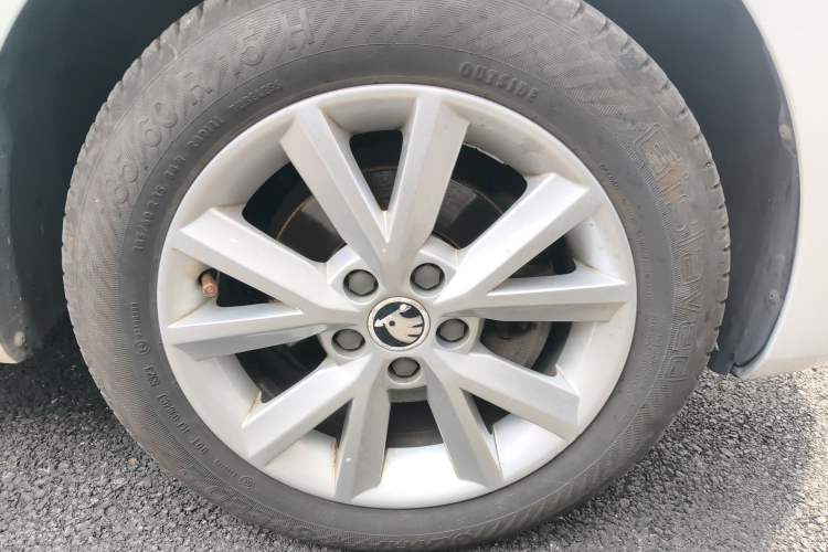 Used Skoda Rapid 2015 1.6L Automatic Smart Selection Model