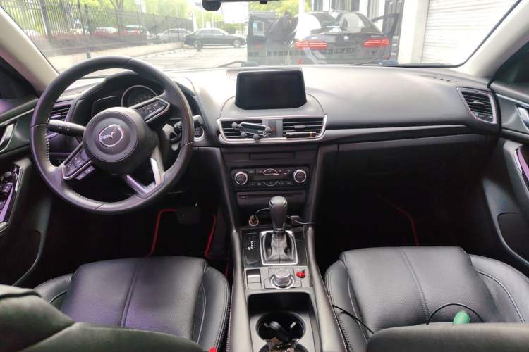 Used Mazda 3 Axela 2019 Cloud-Controlled Version Sedan 2.0L Automatic Luxury Trim China VI Standard Center Console