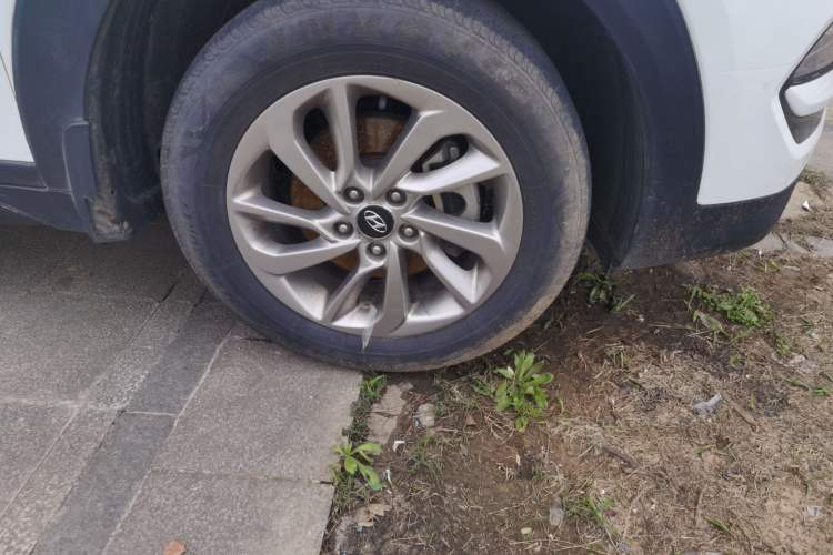 Used Hyundai Tucson 2015 1.6T Dual-Clutch Two-Wheel-Drive Smart Model Right Front Wheel Hub