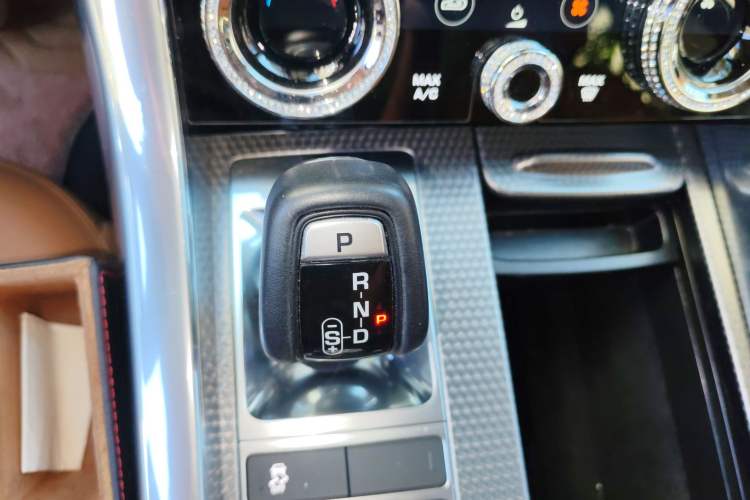Used Land Rover Range Sport 2021 3.0 L6 YAO Black Edition Gear Lever
