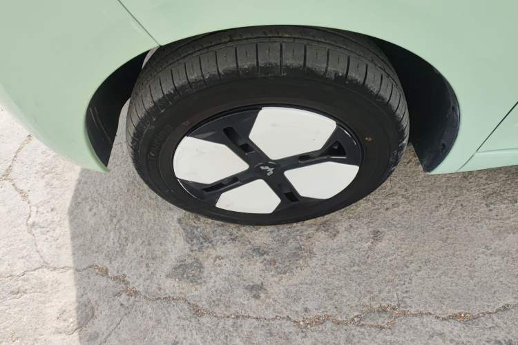 Used Wuling Hongguang MINIEV 2024 3rd Generation 215km Advanced Version Left Front Wheel Hub