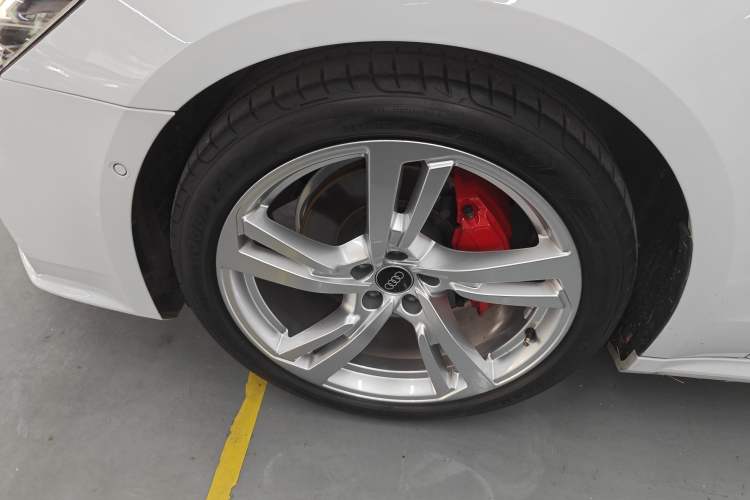 Used Audi A7L 2024 45TFSI quattro S-line Visionary Edition Flow Crystal Package Left Front Wheel Hub