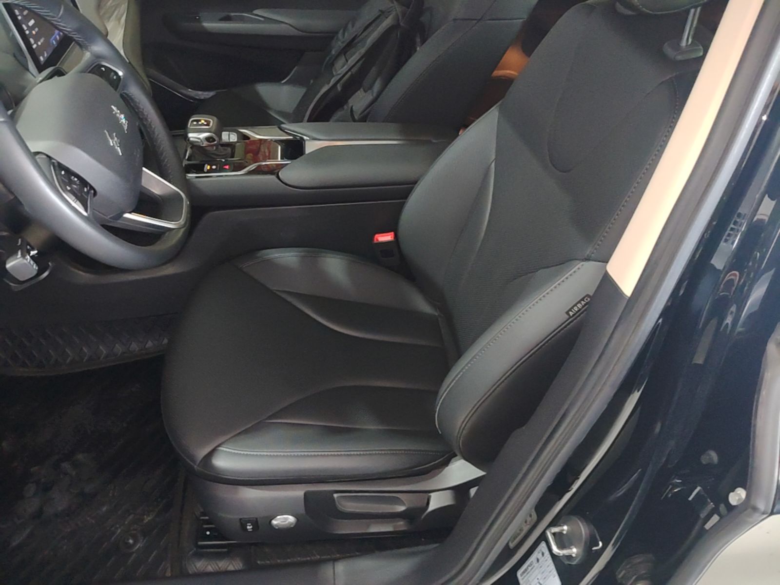 Hongqi E-QM5 2024 610 km PLUS — снимка 17