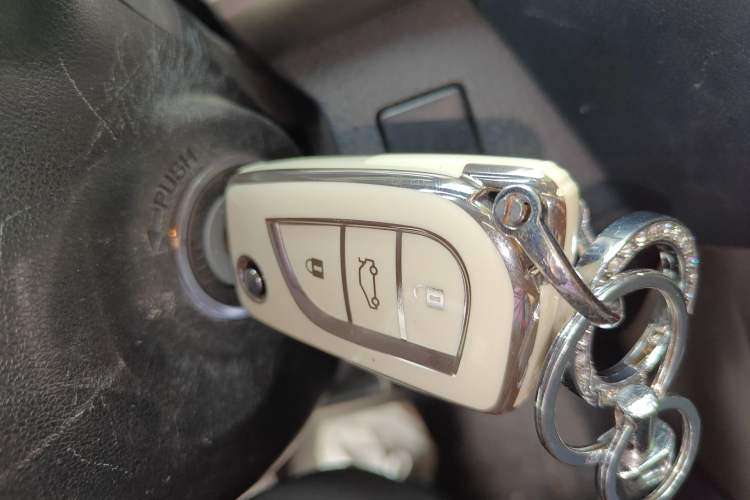 Used Toyota RAV4 2015 2.0L CVT Two-Wheel Drive Fashion Edition Vehicle Key