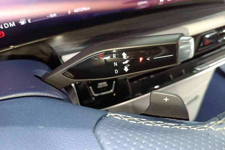 Used Buick Century 2023 2.0T Six-Seater Yinshi Edition Gear Lever