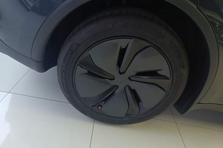 Used Tesla Model Y 2025 Long-Range All-Wheel-Drive Version Right Rear Wheel Hub