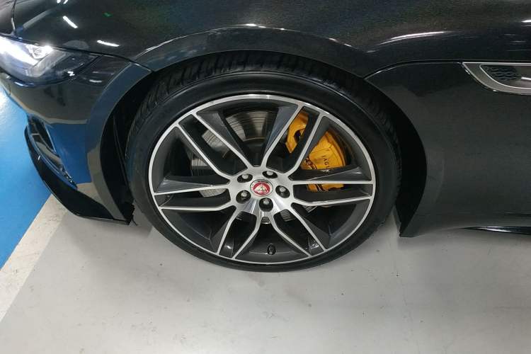 Used Jaguar F-TYPE 2021 P380 All-Wheel-Drive R-Dynamic Hardtop Version Exterior 4