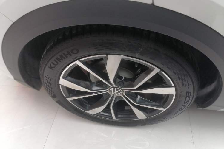 Used Volkswagen T-ROC 2023 300TSI DSG Two-Wheel-Drive Chen Guang Edition Right Rear Wheel Hub