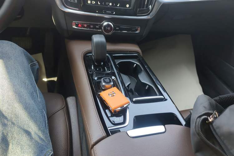 Used Volvo S90 New Energy 2023 T8 Plug-in Hybrid All-Wheel Drive Long-Range Zhiyi Luxury Edition Gear Lever