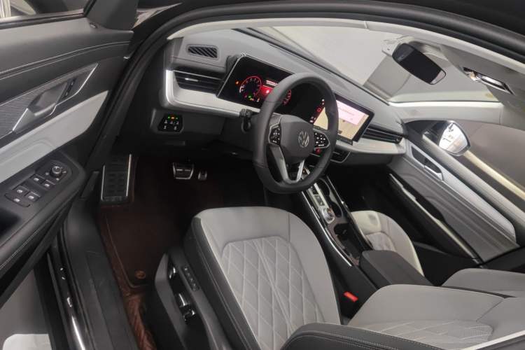 Used Volkswagen Tavendor 2024 380TSI All-Wheel Drive R-Line Blacklight Knight Edition Driver Seat