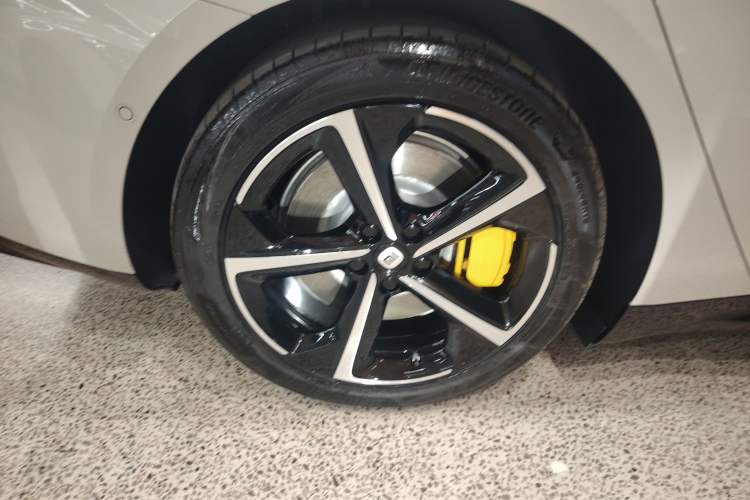 Used Xiaomi Auto SU7 2024 Four-Wheel Drive Ultra-Long Range Advanced Intelligent Driving Max Edition Right Rear Wheel Hub