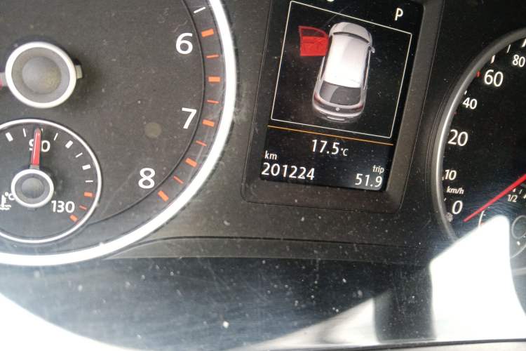 Used Volkswagen Tiguan 2015 1.8TSI Automatic Two-Wheel Drive Luxury Model Odometer Close Up