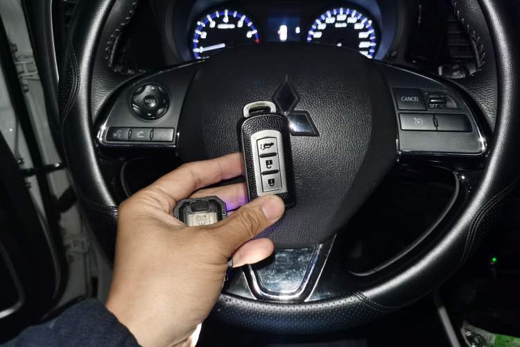 Used Mitsubishi Outlander 2019 2.0L Two-Wheel Drive Comfort Edition 7-Seater China VI Standard Vehicle Key