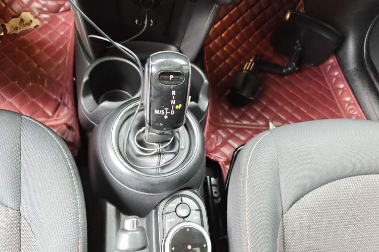 Used MINI 2017 1.5T COOPER Ice Blue Limited Edition Five-Door Version Gear Lever