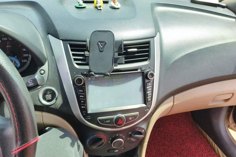 Used Hyundai Verna (older generation) 2014 1.4L Manual Top-Tier Model TOP Audio And AC Panel