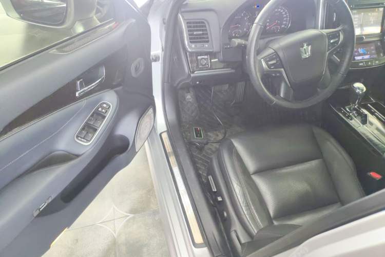 Used Toyota Crown 2015 2.0T Fashion Edition
