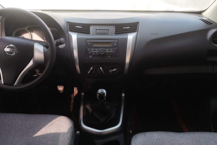 Used Nissan Navara 2019 2.5L Manual Two-Wheel Drive Comfort Version China VI QR25