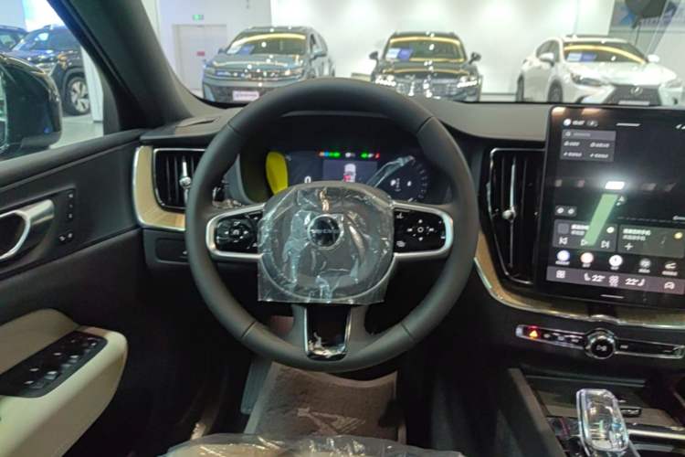 Used Volvo XC60 2026 B5 4x4 Smart Luxury Edition Steering Wheel