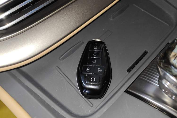 Used Denza D9 2025 DM-i Intelligent Drive 1020 Four-Wheel Drive Prestige Model
