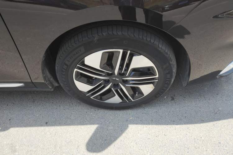 Used JAC Refine RF8 PHEV 2024 Zhiling Edition 1.5T 150KM Flagship Model – Lithium Iron Phosphate Right Front Wheel Hub