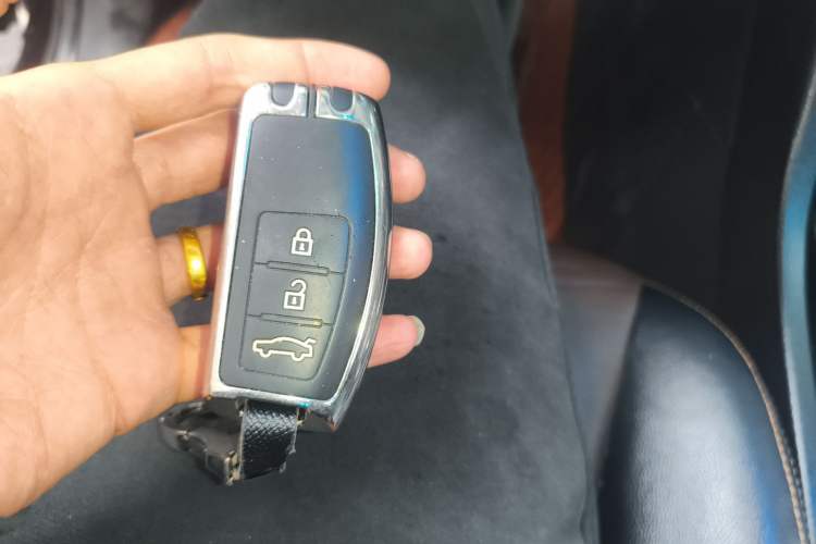 Used JMC Yusheng S350 2017 2.0T Automatic 2WD Diesel Luxury Version with Sunroof 5 Seats Vehicle Key