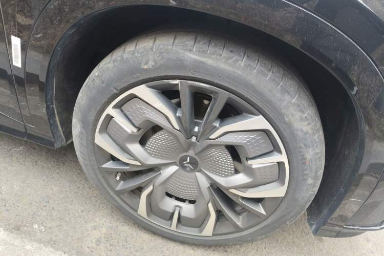 Used Hongqi Tiangong 08 2025 680 Ultra Four-Wheel-Drive Version Right Front Wheel Hub