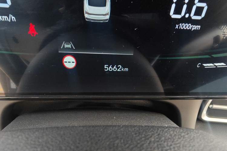 Used Hyundai Elantra 2023 1.5L CVT LUX Prestige Edition Odometer Close Up