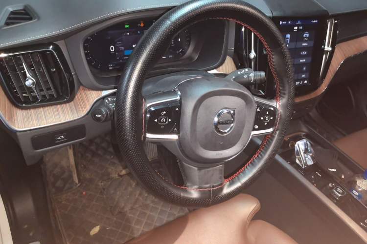 Used Volvo XC60 2023 B5 4x4 Smart Luxury Edition Steering Wheel