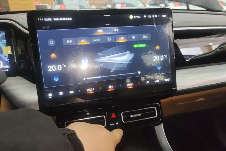 Used GAC Trumpchi GS8 2025 Linghang Series 2.0 TGDI Two-Wheel-Drive Luxury Edition 5 Seats Audio And AC Panel