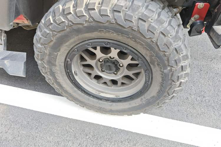 Used Jeep Wrangler 2015 3.6L Rubicon Two-Door Comfort Edition Right Front Wheel Hub