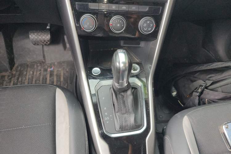 Used Volkswagen T-ROC 2019 230TSI DSG Two-Wheel-Drive Advanced Version China VI Standard Gear Lever