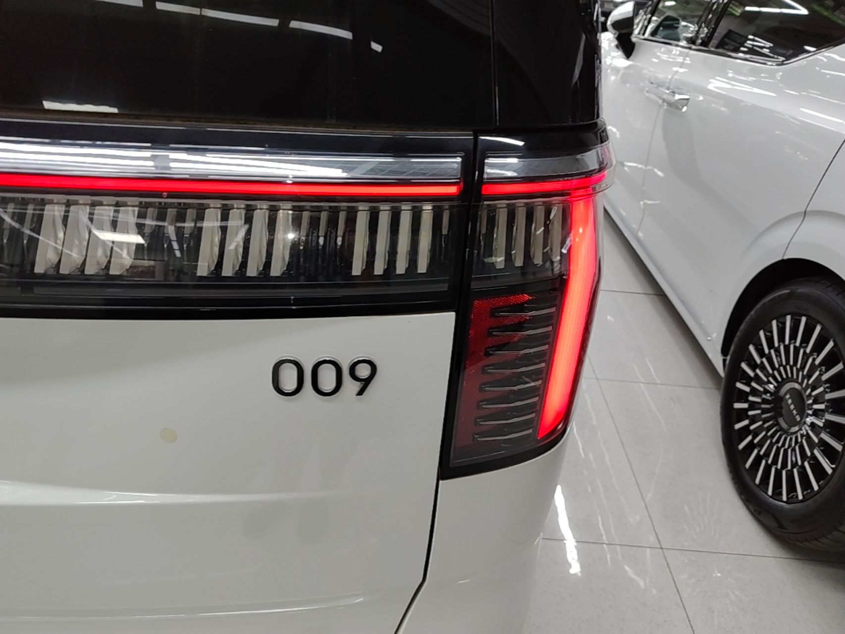 Zeekr 009 2024 7-Seater Walk-Through Version Four-Wheel Drive 108 kWh — снимка 9