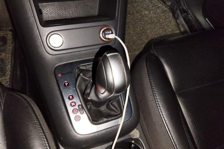 Used Volkswagen Tiguan 2015 2.0 TSI Automatic All-Wheel Drive Luxury Edition Gear Lever