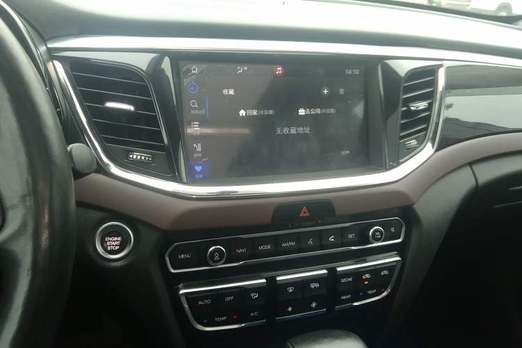 Used GAC Trumpchi GS8 2017 320T Two-Wheel Drive Luxury Smart Connectivity Version (7 Seats) Audio And AC Panel