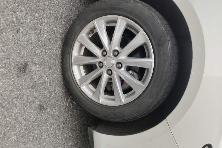 Used Buick Verano 2017 Sedan 20T Dual-Clutch Elite Model Right Front Wheel Hub