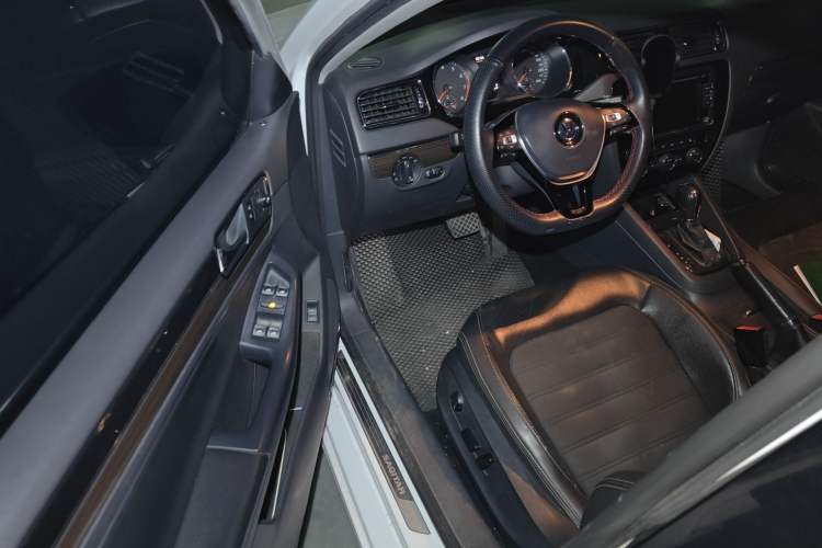 Used Volkswagen Sagitar 2015 230TSI Automatic Luxury Model Driver Seat