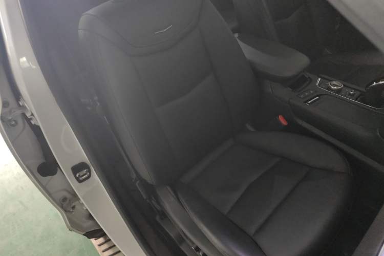 Used Cadillac XT5 2020 28T Luxury Version Right Front Seat