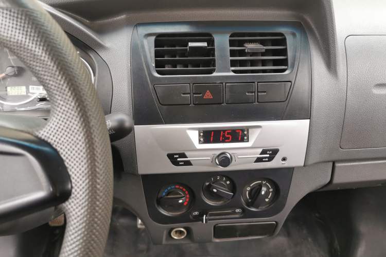 Used Dongfeng Xiaokang K07S 2015 1.2L Practical Version DK12-05 Audio And AC Panel