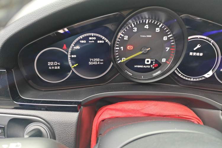 Used Porsche Cayenne E-Hybrid 2019 Cayenne E-Hybrid 2.0T Odometer Close Up