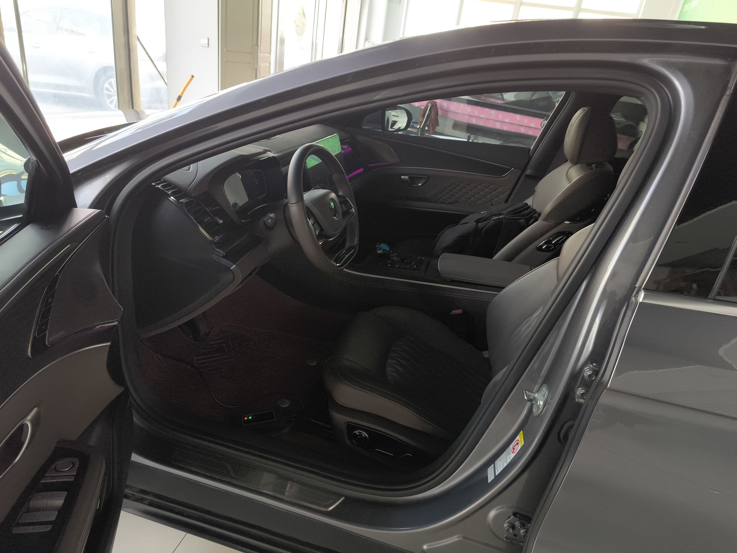 Переднее сиденье в автомобиле