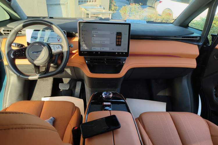 Used Geely Galaxy LEVC L380 2024 140-Degree 6-Seater All-Wheel-Drive Ultra