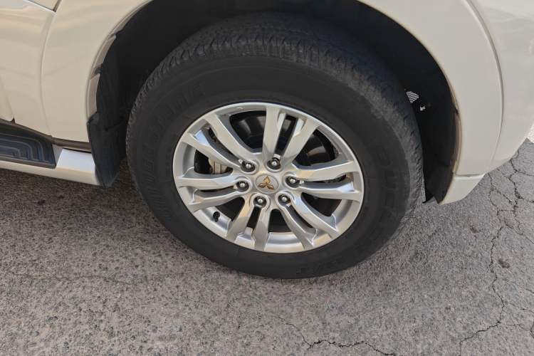 Used Mitsubishi Pajero  Right Front Wheel Hub