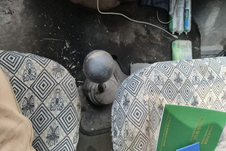 Used Iveco Daily 2020 2.5T A35 Passenger Van with Dual Tires Mid-Roof Design 5-9 Seater Side-Sliding Door China V Emission Standard