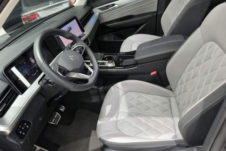 Used Volkswagen Tavendor 2024 380TSI All-Wheel-Drive R-Line Cruise Premium Edition Left Front Seat