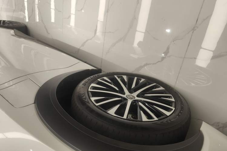 Used Lexus RZ 2023 450e All-Wheel-Drive Long-Range Version Left Front Wheel Hub