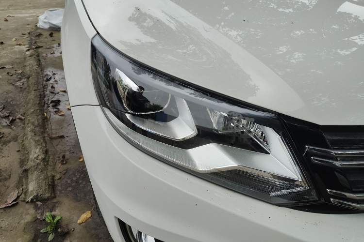 Used Volkswagen Tiguan 2015 1.8TSI Automatic All-Wheel-Drive Luxury Model Right Front Headlight