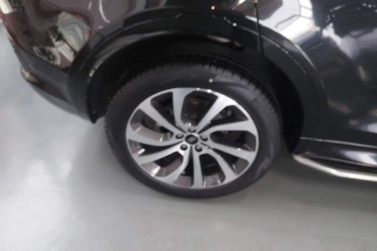 Used Land Rover Discovery Sport 2021 249 PS R-Dynamic S Performance Edition Right Rear Wheel Hub