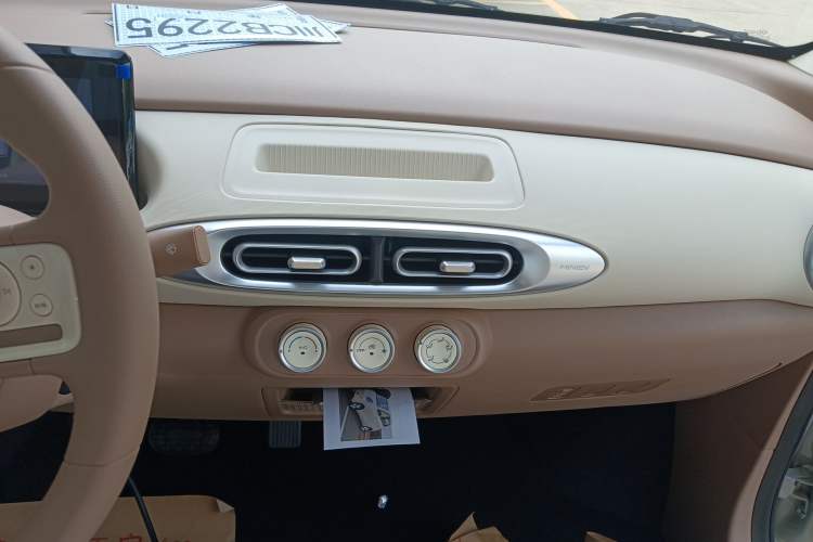 Used Wuling Hongguang MINIEV 2025 Four-Door Version Advanced Edition Audio And AC Panel
