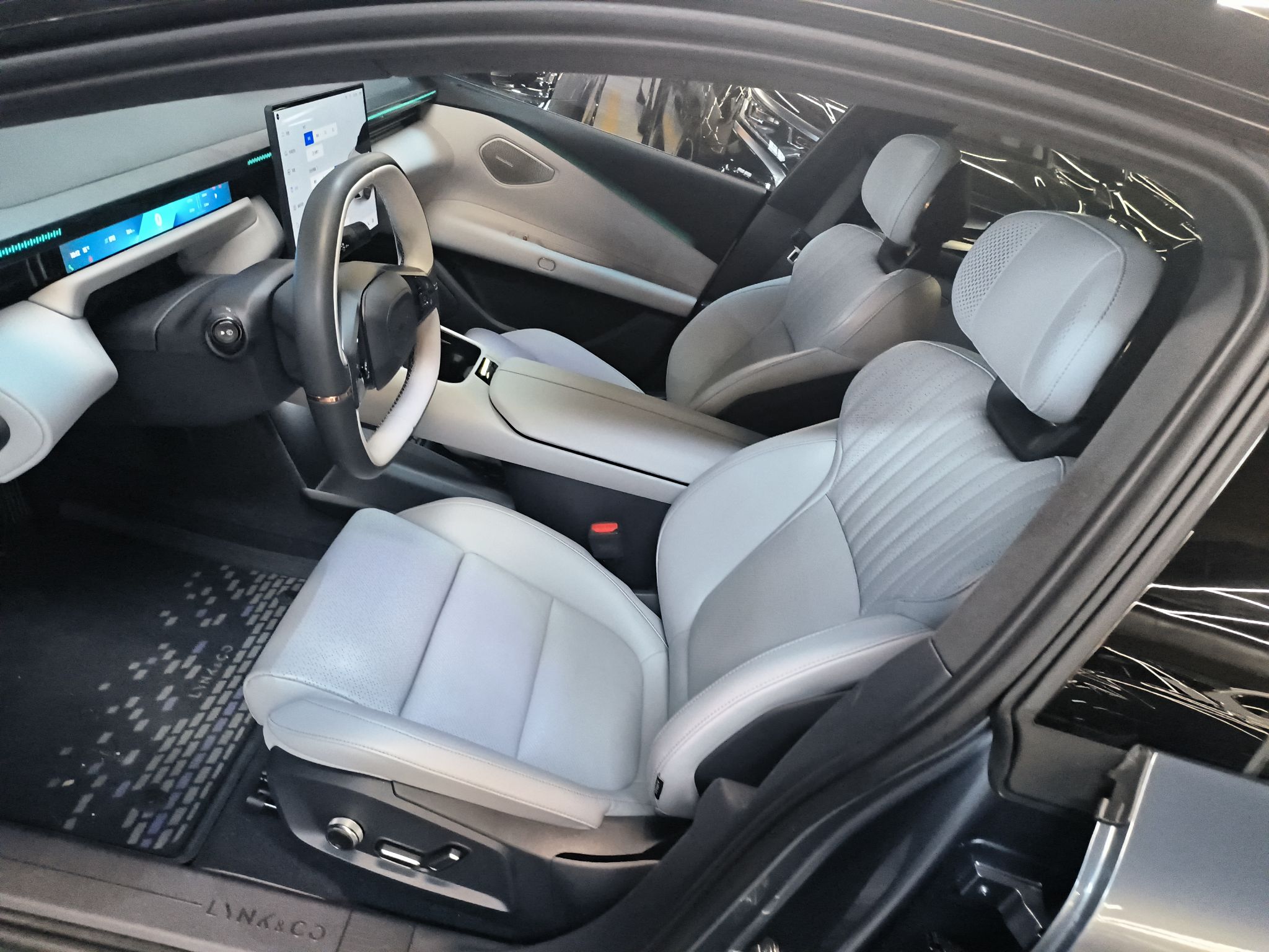 Переднее сиденье в автомобиле