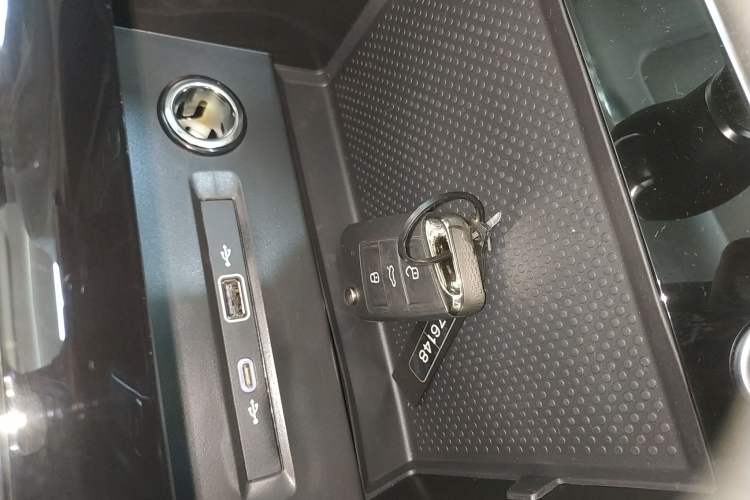 Used Volkswagen Tiguan L 2024 Outstanding Model 330TSI Automatic Two-Wheel Drive R-Line Dragon Glory Edition
